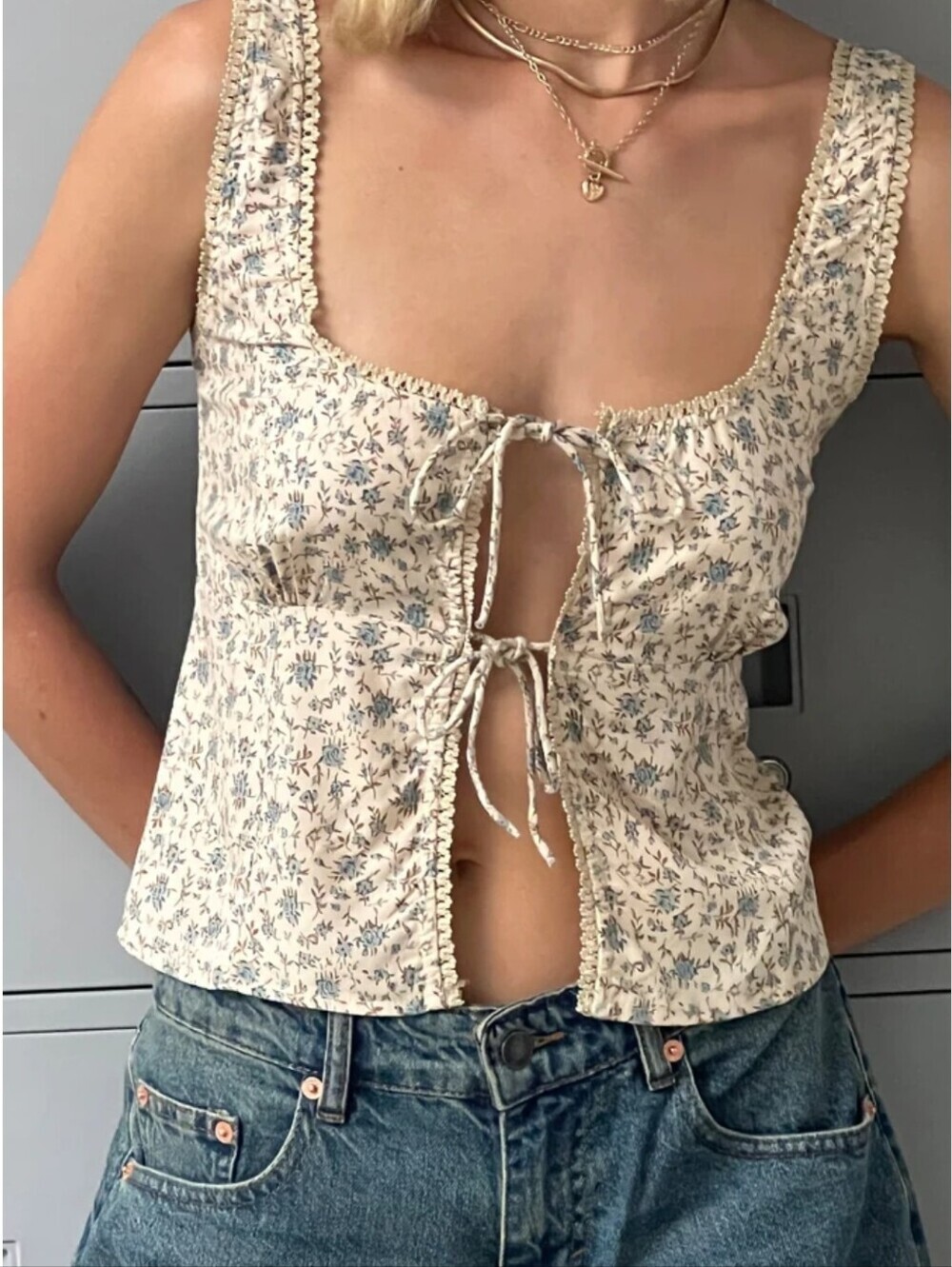 MOTEL Esau Tie Front Cami Top in Blue Floral Ivory XXS